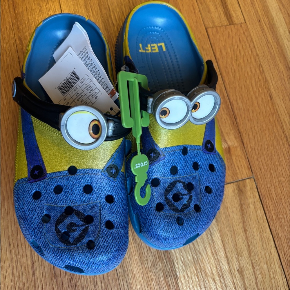 CROCS Minion Slippers - w7 or m5